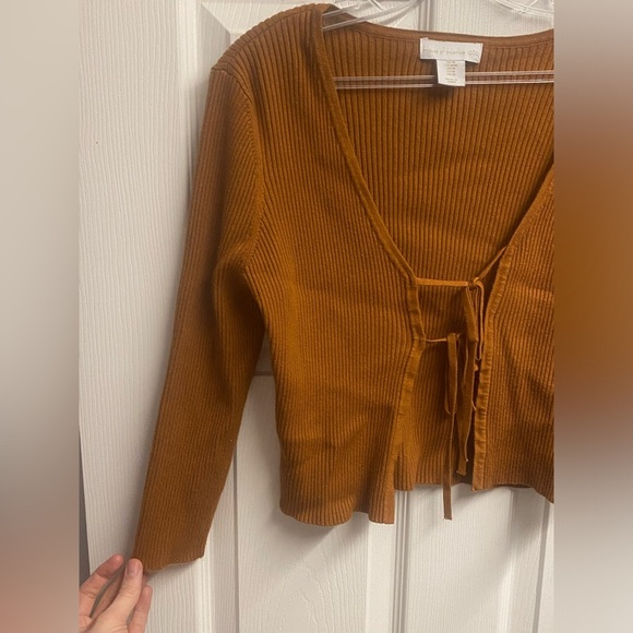 NWOT House of Harlow Ribbed Cropped Sweater Size Medium - Picture 2 of 5